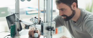 Saídas profissionais impressão 3D - homem a imprimir em impressora 3D